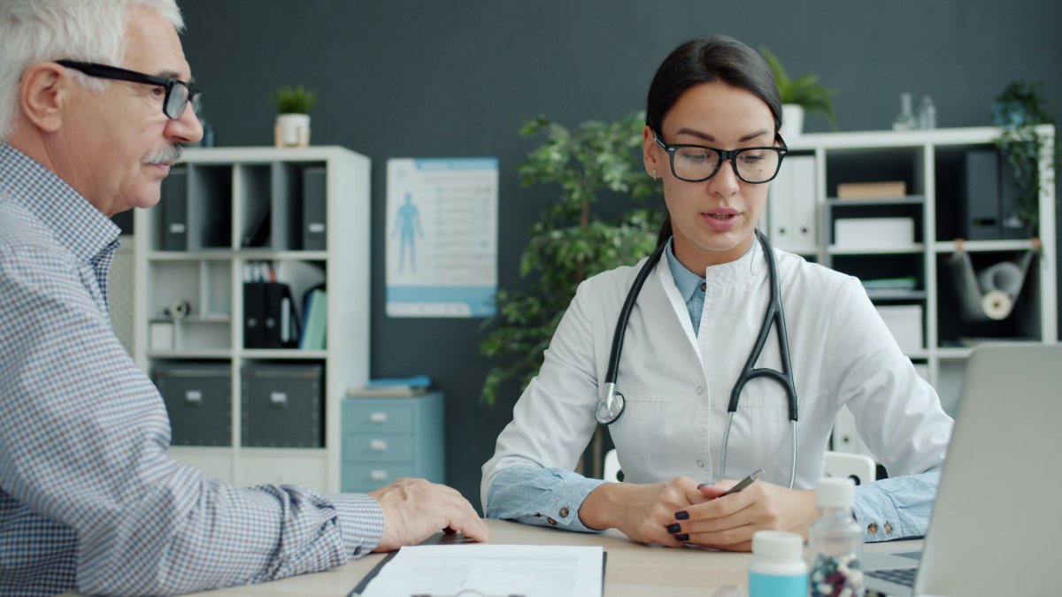 Medica dermatologista atendendo paciente no consultorio